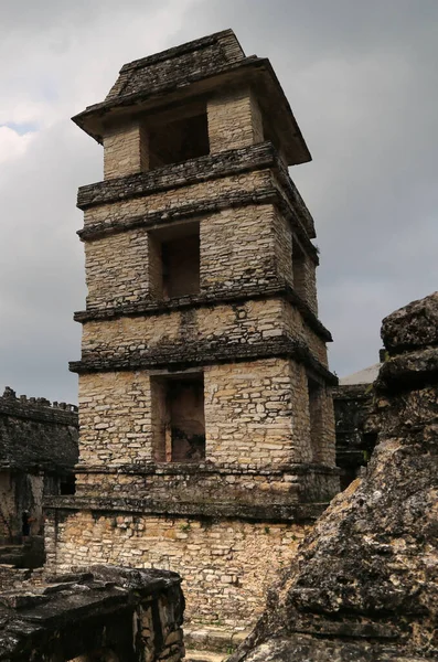 La torre del Palacio en la ciudad maya de Palenque, México — Foto de Stock