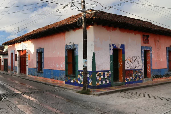 Kolonialne domy miasta San Cristobal della Casas, Meksyk — Zdjęcie stockowe