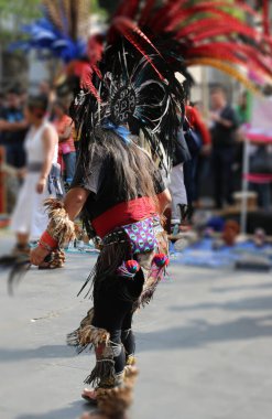 Mayan, Mexico City 'nin merkezinde dans ediyor.