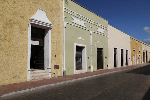 Mansiones de estilo colonial en Valladolid en México — Foto de Stock