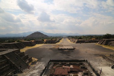 Ay Piramidi Meksika 'dan Teotihuacan manzarası