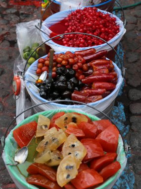 Meksika 'nın Puebla kentindeki pazarda satılık meyveler.