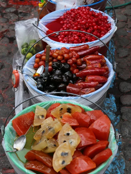 Fruta enlatada a la venta en el mercado de la ciudad de Puebla, México — Foto de Stock