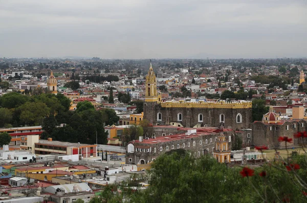 Город Чолула с холма святилища Нуэстра Сенора-де-лос-Ремедиос — стоковое фото