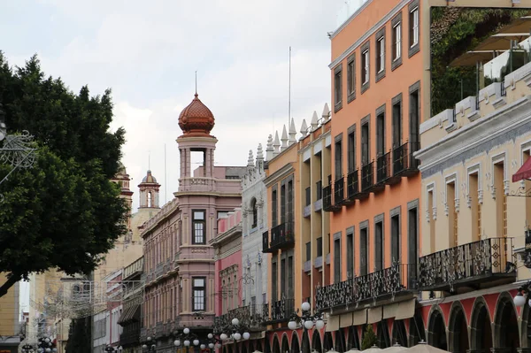 Koloniální budovy ve městě Puebla, Mexiko — Stock fotografie