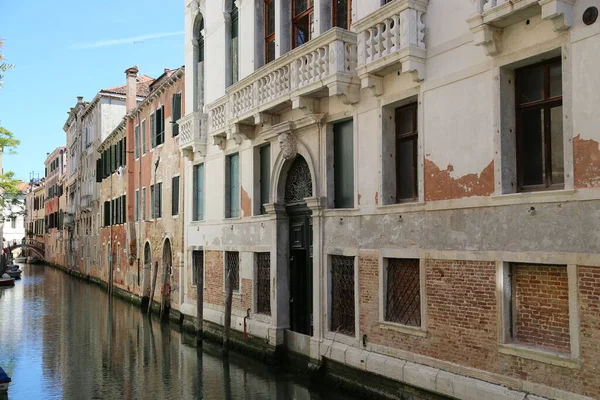 Jeden z wielu pięknych kanałów Wenecji, Włochy — Zdjęcie stockowe