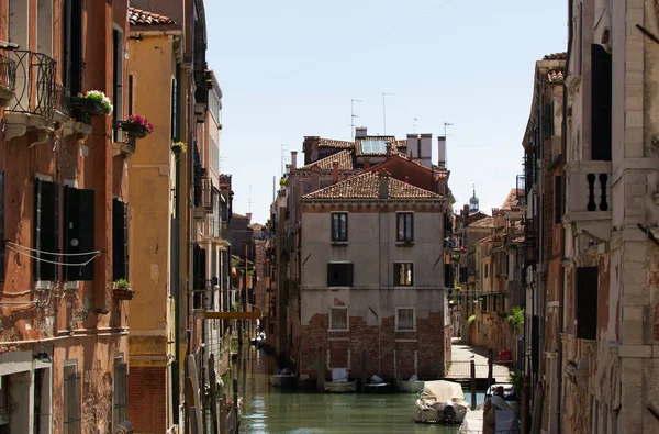 Jeden z wielu pięknych kanałów Wenecji, Włochy — Zdjęcie stockowe