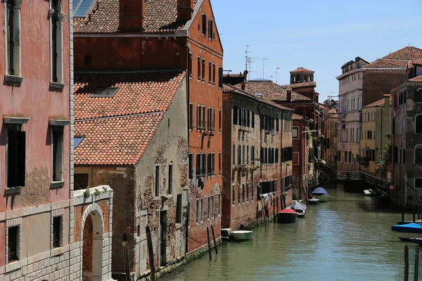 Uno de los muchos canales hermosos de Venecia, Italia —  Fotos de Stock