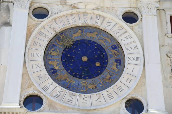 O relógio da torre na Piazza San Marco em Veneza — Fotografia de Stock