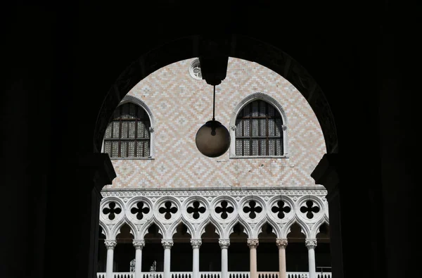 베네치아의 도제 궁전의 건축적 세부 사항 — 스톡 사진