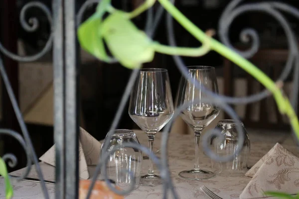 Empty glasses on the Restaurant table waiting for guests — Stock Photo, Image