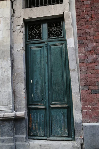 Старая дверь с признаками землетрясений, произошедших в Мехико — стоковое фото