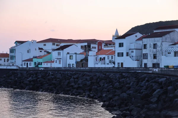 Pôr do sol na baía de Velas, na ilha de São Jorge, Açores — Fotografia de Stock