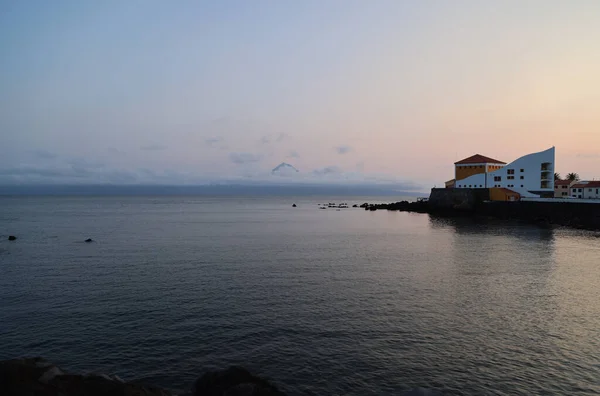 Pôr do sol na baía de Velas, na ilha de São Jorge, Açores — Fotografia de Stock