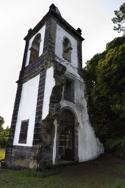As ruínas do campanário em Urzelina, na ilha de São Jorge, Açores — Fotografia de Stock