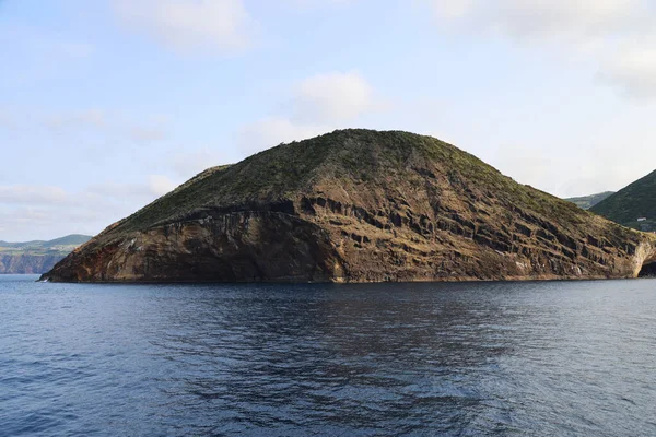 Cliff da baía de Entre Morros, na ilha de São Jorge, Açores — Fotografia de Stock