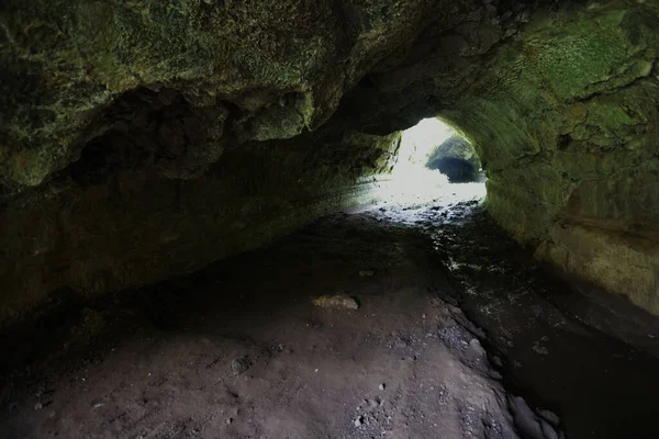 아조레스, 그라시사 섬의 칼데라 섬 근처에 있는 용암 터널 — 스톡 사진