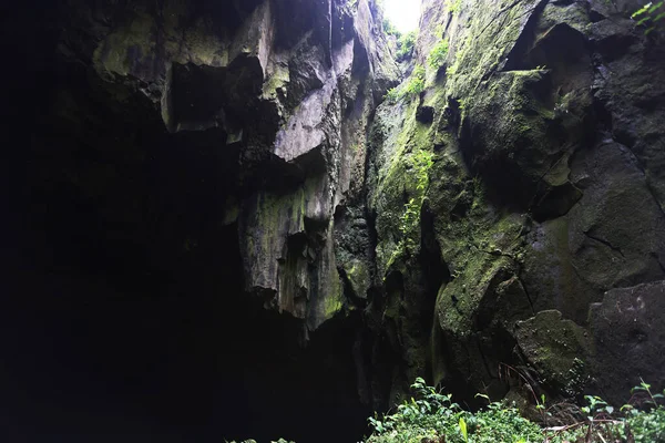 Furna do Enxofre, Graciosa Adası, Azores 'deki volkanın içinden bakın.