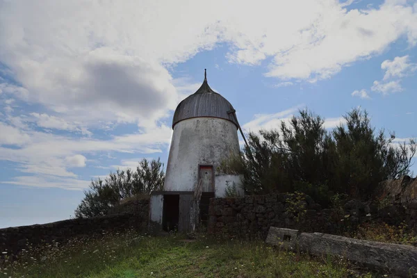 Moinho de vento antigo, Ilha Graciosa, Açores — Fotografia de Stock