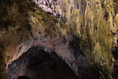 Algar Do Carvao Guilherme Moniz volkanının magma odası, Terceira Adası, Azores