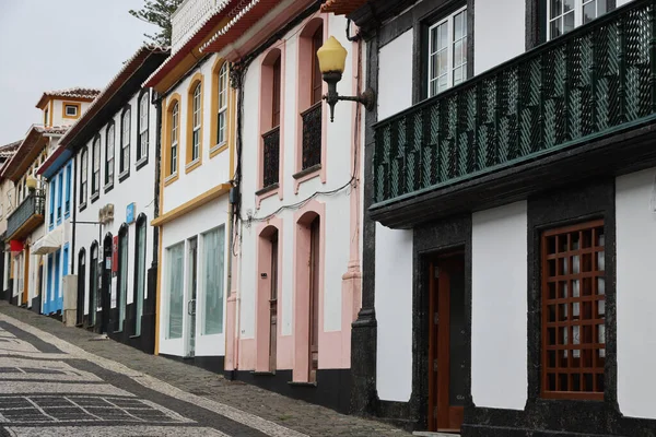Die farbenfrohen Häuser von Praia da Vitoria, Insel Terceira, Azoren — Stockfoto