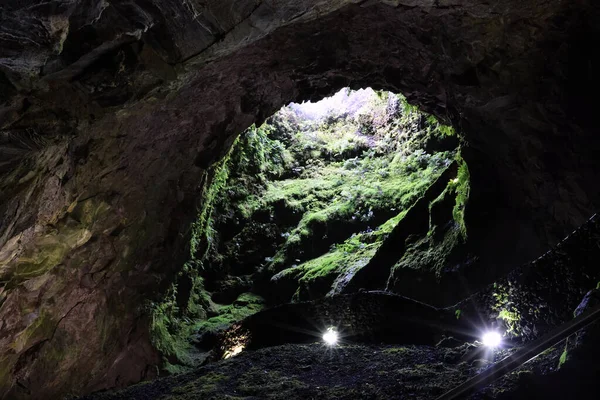 Uitzicht op het overwoekerde lavakanaal van de Algar do Carvao, Terceira eiland, Azoren — Stockfoto