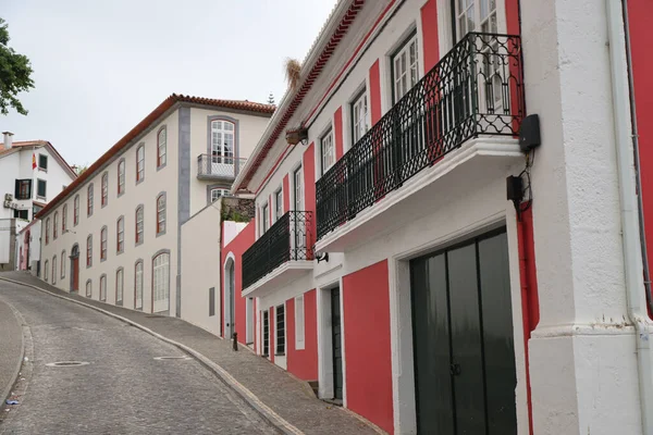 Os palácios coloridos de Angra do Heroísmo, ilha Terceira, Açores — Fotografia de Stock