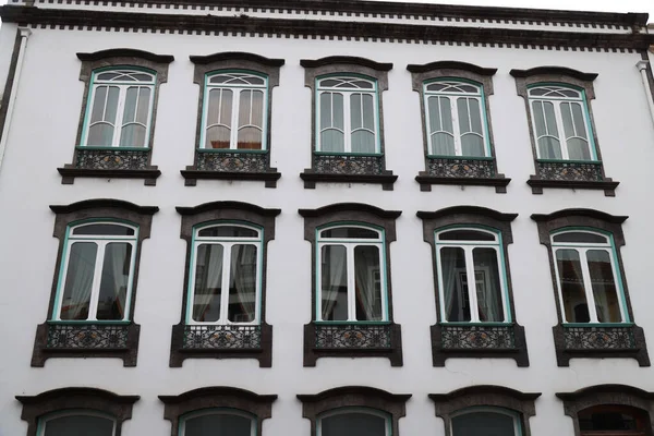 Os palácios coloridos de Angra do Heroísmo, ilha Terceira, Açores — Fotografia de Stock