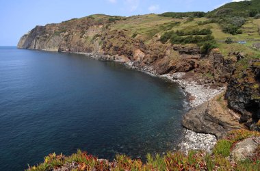 Taşlaşmış volkanik lav uçurumunun manzarası, Graciosa Adası, Azores