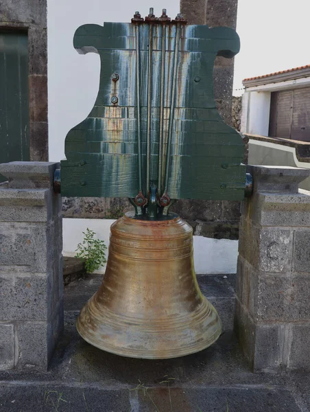 Дзвін церкви Matriz de Santa Cruz, острів Грасіоса, Азорські острови. — стокове фото