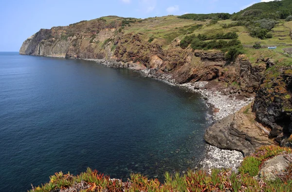 Taşlaşmış volkanik lav uçurumunun manzarası, Graciosa Adası, Azores