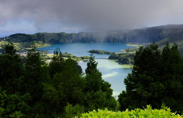 Yeşil ve mavi göl, Miradouro da Vista do Rei 'nin manzarası, Sao Miguel Adası, Azores — Stok fotoğraf