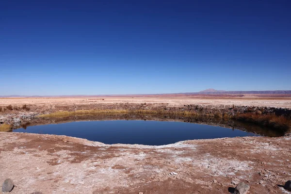 Şili 'nin Atakama Çölü' ndeki Ojo del Salar manzarası. Yüksek kalite fotoğraf