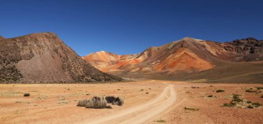 Suriplaza 'nın olağanüstü renkleri deniz seviyesinden 5200 metre yukarıda, Şili. Yüksek kalite fotoğraf