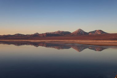 Şili, San Pedro de Atacama 'da gün batımında Chaxa Gölü. Yüksek kalite fotoğraf