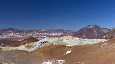 Cerro Toco 'nun deniz seviyesinden 5604 metre yükseklikteki zirvesine bakın, Atacama, Şili. Yüksek kalite fotoğraf