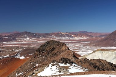 Cerro Toco 'nun deniz seviyesinden 5604 metre yükseklikteki zirvesine bakın, Atacama, Şili. Yüksek kalite fotoğraf