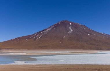 Laguna Blanca 'nın çevresindeki volkanlarla Bolivya manzarası. Yüksek kalite fotoğraf