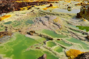 Etiyopya 'daki Dallol Volkanı' nın mineral dolu buharından üretilen tuzun renkleri. Yüksek kalite fotoğraf
