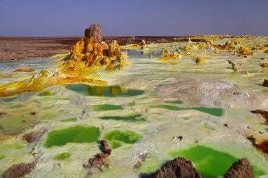 Etiyopya 'daki Dallol Volkanı' nın mineral dolu buharından üretilen tuzun renkleri. Yüksek kalite fotoğraf