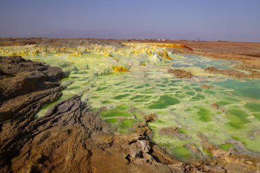 Etiyopya 'daki Dallol Volkanı' nın mineral dolu buharından üretilen tuzun renkleri. Yüksek kalite fotoğraf