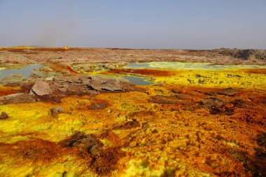 Etiyopya 'daki Dallol Volkanı' nın mineral dolu buharından üretilen tuzun renkleri. Yüksek kalite fotoğraf