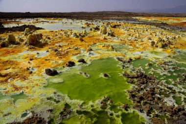 Etiyopya 'daki Dallol Volkanı' nın mineral dolu buharından üretilen tuzun renkleri. Yüksek kalite fotoğraf