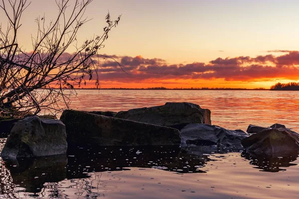 Beau Coucher Soleil Sur Rivière Avec Grandes Roches Premier Plan — Photo