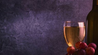 Şarap kadehleri, bir demet üzüm ve bir şişe şarapla güzel bir hayat. Sessiz renkler. Boşluğu kopyala