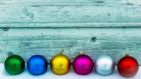 Decoraciones Año Nuevo Bolas Multicolores Fondo Una Pared Pintada Madera — Foto de Stock