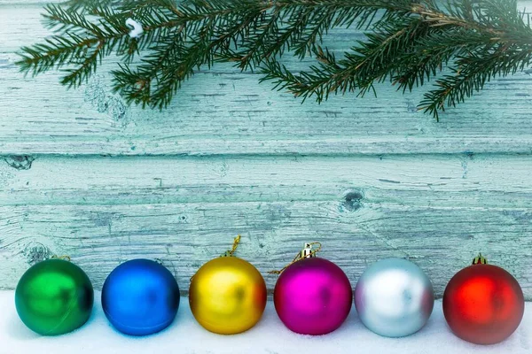 Decoraciones Año Nuevo Bolas Multicolores Fondo Una Pared Pintada Madera — Foto de Stock