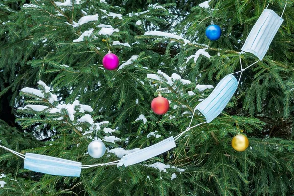 Guirnalda Máscaras Médicas Globos Festivos Multicolores Sobre Abetos Con Nieve —  Fotos de Stock