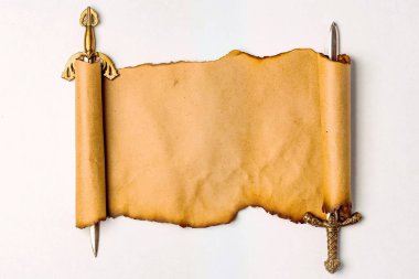 Şövalye kılıçlarının kenarlarında yanmış kenarları olan eski kağıt parşömeni, beyaz bir arka planda izolasyon. Boşluğu kopyala