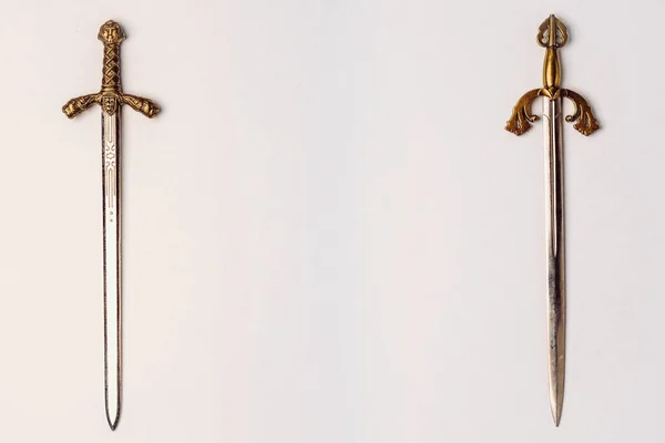 Två Antika Riddare Svärd Med Gyllene Hilts Med Gravering Isolerad — Stockfoto